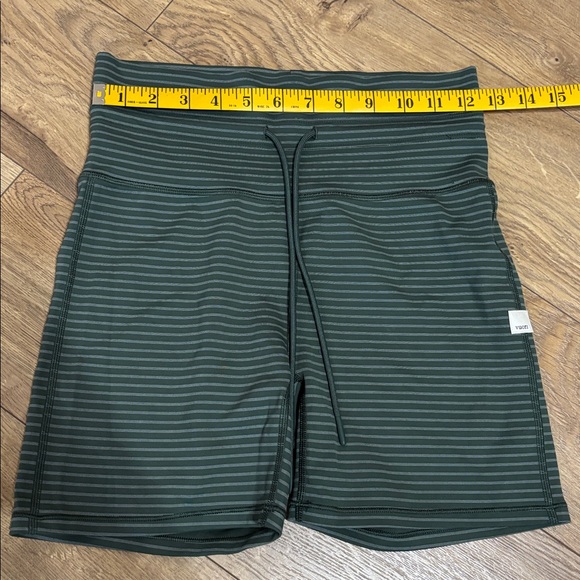 Vuori Stripe Daily Short Green womens Size Medium - Picture 5 of 9